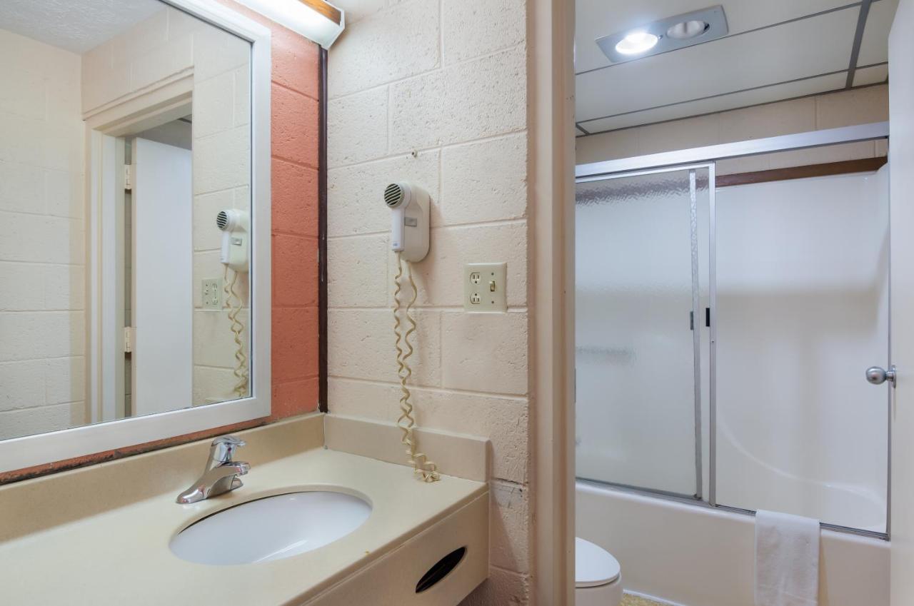 Americas Best Value Inn Уайтевилл Экстерьер фото