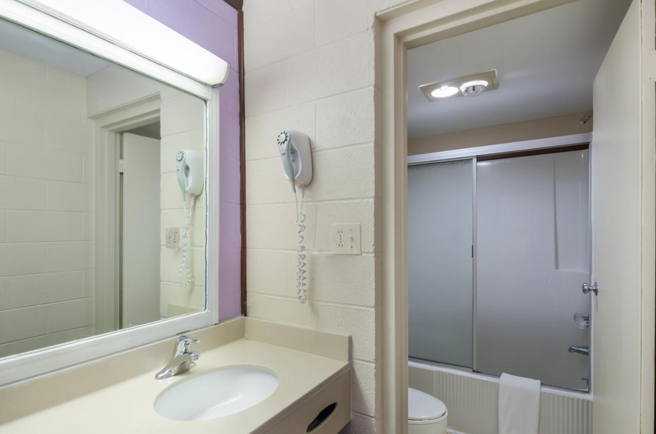 Americas Best Value Inn Уайтевилл Экстерьер фото